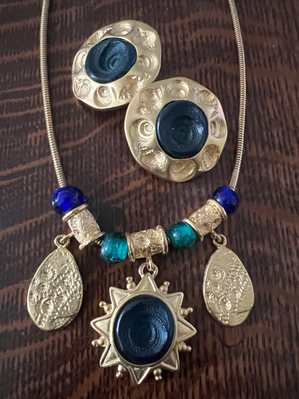 WAKEBY FOREST Goldtone Sun & Seashell Charm Necklace with matching Earrings NWT - Picture 6 of 6